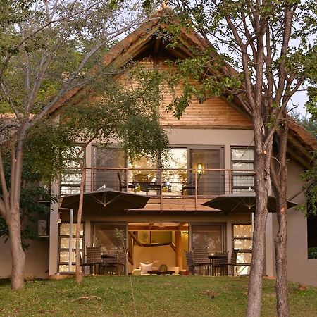 Victoria Falls Safari Suites Esterno foto