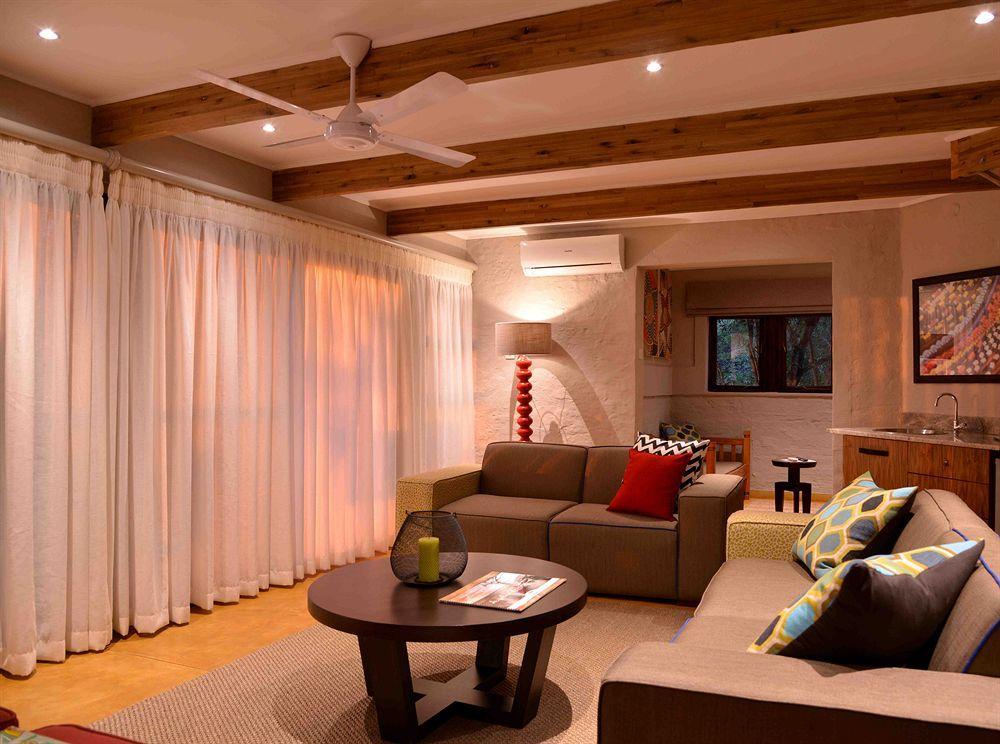 Victoria Falls Safari Suites Esterno foto