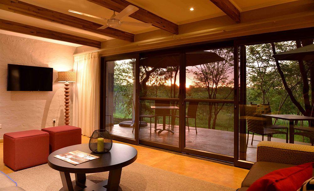 Victoria Falls Safari Suites Esterno foto