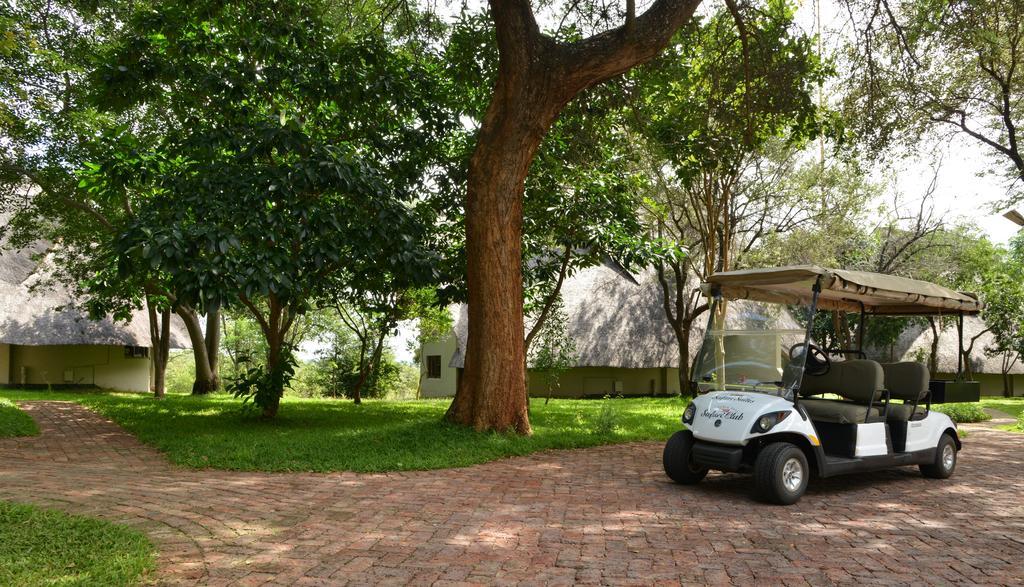 Victoria Falls Safari Suites Esterno foto